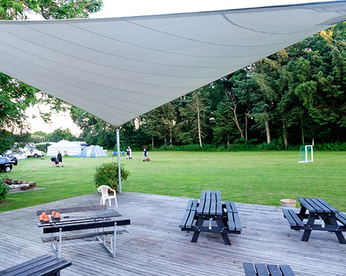 Asaa-Camping-i-nordjylland-familietræf-sejl-overdækket-terasse2