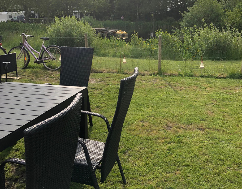 havebord ved søen asaa camping i nordjylland