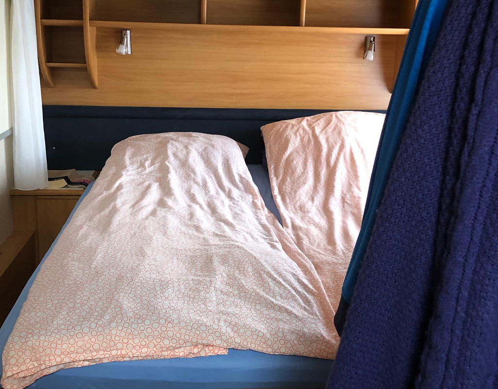 Dobbeltseng i campingvogn - Asaa camping Nordjylland