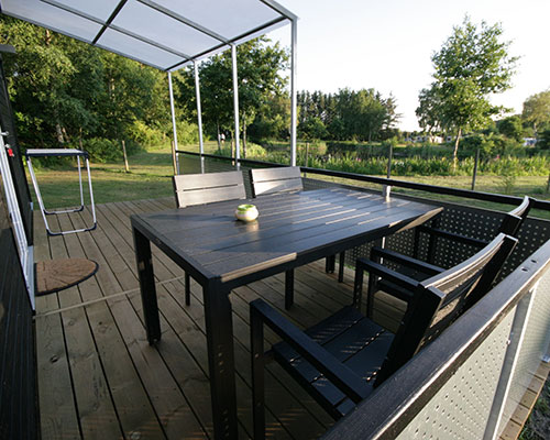 Asaa-Camping-i-nordjylland-Hytte-med-bad-og-toilet-terrasse