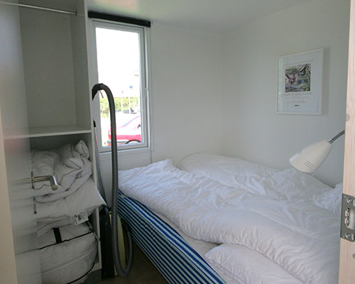 Asaa-Camping-i-nordjylland-Hytte-med-bad-og-toilet-soveværelse-dobbeltseng