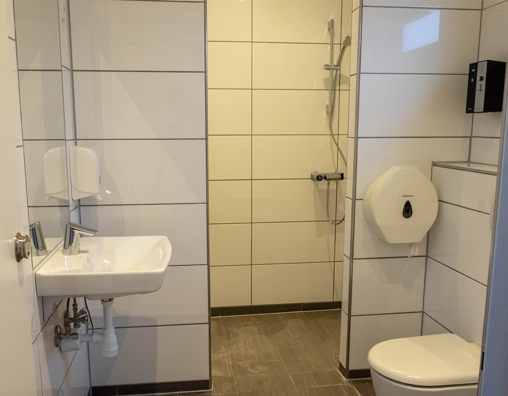 Familiebaderum med 2 brusere - Asaa Camping