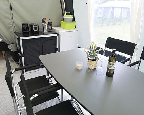 Glamping-telt-spiseområde