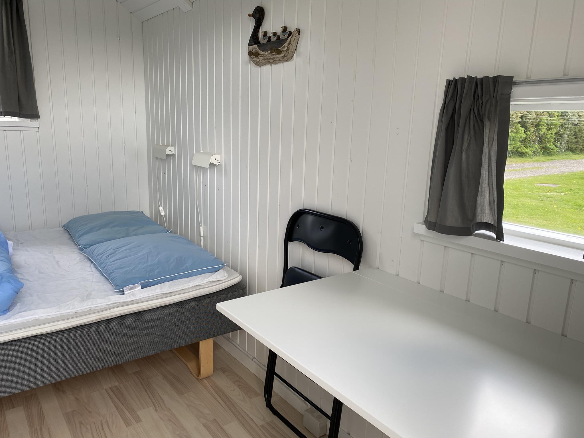 Transithytte 2022, bord, stol og seng