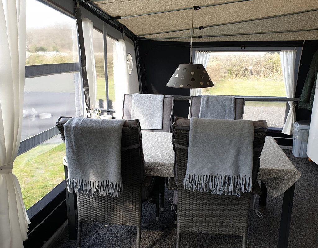 udlejnings campingvogn pl. 148 - spiseplads